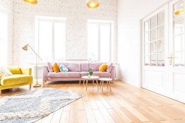 İskandinav tarzı bir daire. parlak sarı sıcak renkler. Ahşap döşeme. Büyük pencerelerde güneş ışığı.