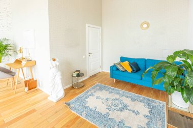 Çatı katı tarzında çalışmanın içerisi. Tuğla duvar Ahşap döşeme. Oturma alanı olan büyük, parlak bir oda. kanepe ve piyano