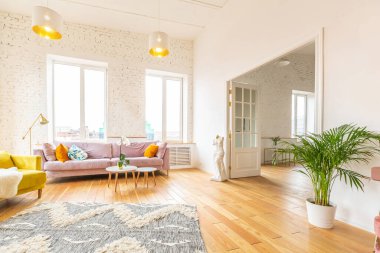 İskandinav tasarım tarzında çok hafif ve ışıl ışıl iki odalı bir daire. Moda mobilyaları ve büyük pencereleri var. Gün boyunca sıcak renkler