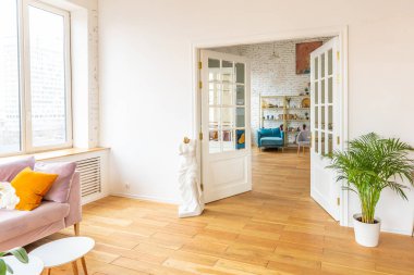 İskandinav tasarım tarzında çok hafif ve ışıl ışıl iki odalı bir daire. Moda mobilyaları ve büyük pencereleri var. Gün boyunca sıcak renkler