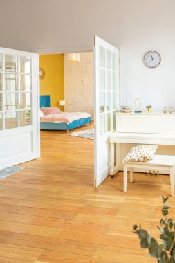 İskandinav tasarım tarzında çok hafif ve ışıl ışıl iki odalı bir daire. Moda mobilyaları ve büyük pencereleri var. Gün boyunca sıcak renkler