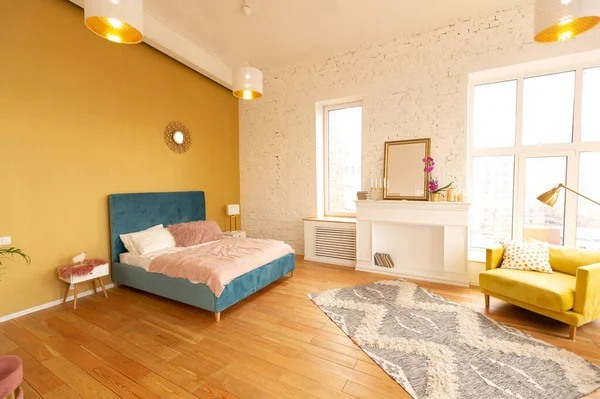 斯堪的纳维亚风格的非常轻巧和宽敞的两间公寓 配有时尚家具和大窗户 白天温暖的颜色 — 图库照片