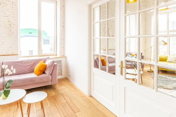 斯堪的纳维亚风格的非常轻巧和宽敞的两间公寓 配有时尚家具和大窗户 白天温暖的颜色 — 图库照片