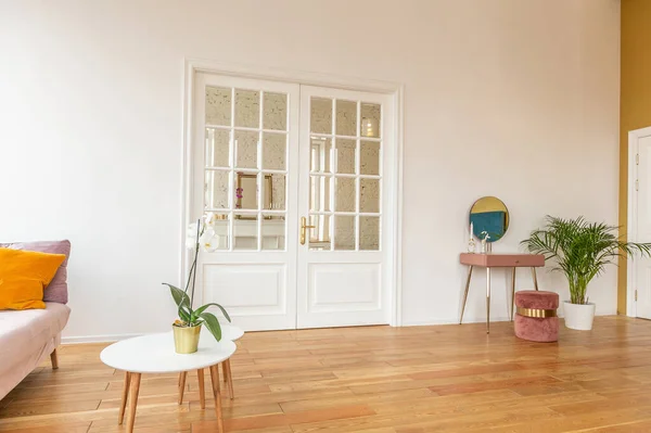 Muy Luminoso Espacioso Apartamento Dos Habitaciones Estilo Escandinavo Con Muebles —  Fotos de Stock