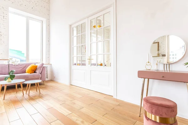 北欧スタイルのアパートのインテリア 鮮やかな黄色の暖かい色 木製の床 大きな窓に太陽光が — ストック写真