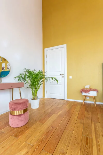 Σκανδιναβικό Στυλ Διαμέρισμα Εσωτερικό Φωτεινά Κίτρινα Ζεστά Χρώματα Ξύλινο Δάπεδο — Φωτογραφία Αρχείου