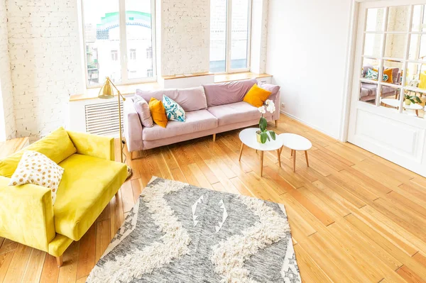 斯堪的纳维亚风格的公寓内部 明亮的黄色暖色 木制地板 大窗户中的阳光 — 图库照片