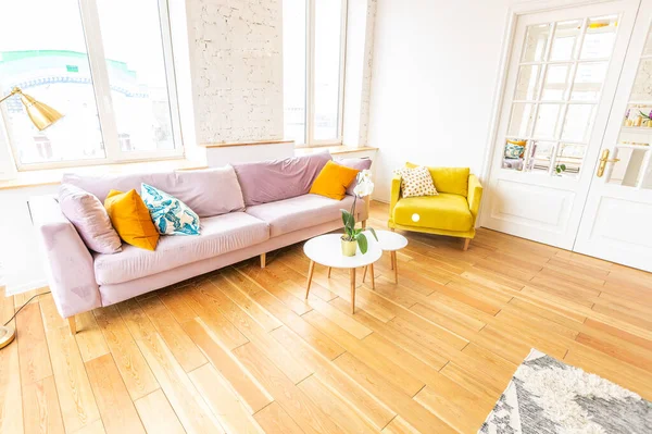 Appartement Style Scandinave Intérieur Couleurs Chaudes Jaune Vif Plancher Bois — Photo