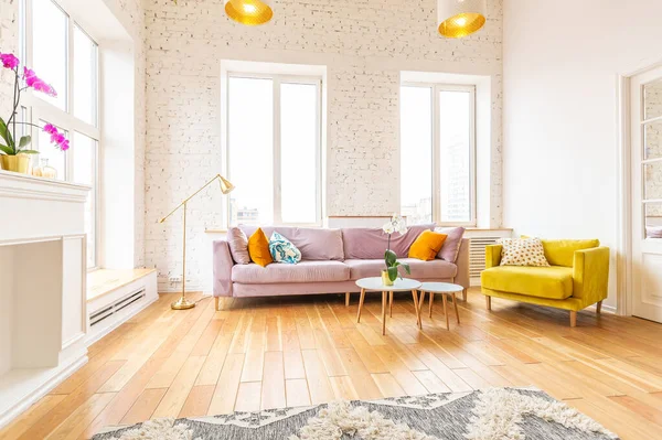 Mieszkanie Stylu Skandynawskim Jasne Żółte Ciepłe Kolory Drewniana Podłoga Światło — Zdjęcie stockowe