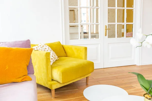 스칸디나비아 스타일의 아파트 노란색의 나무로 바닥재 창문으로 비치는 — 스톡 사진