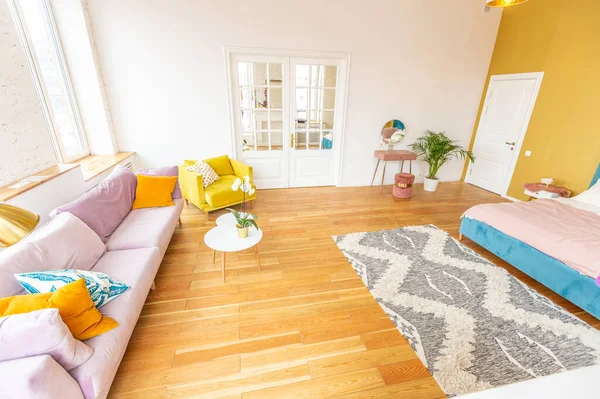 Appartamento Stile Scandinavo Interno Colori Caldi Giallo Brillante Pavimenti Legno — Foto Stock