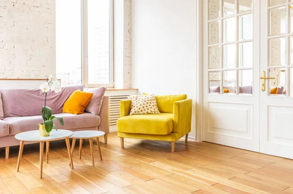 Mieszkanie Stylu Skandynawskim Jasne Żółte Ciepłe Kolory Drewniana Podłoga Światło — Zdjęcie stockowe