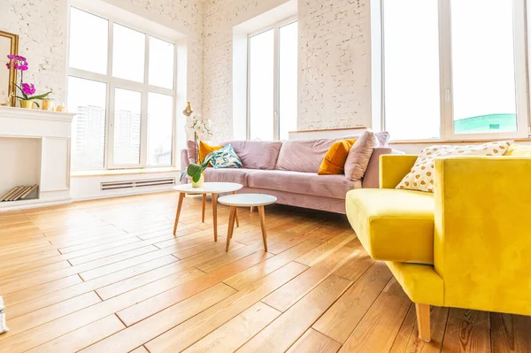 Skandinavisk Stil Lägenhet Interiör Ljusa Gula Varma Färger Trägolv Solljus — Stockfoto