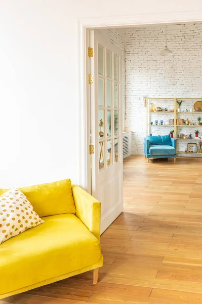 Nagyon Könnyű Takarékos Kétszobás Lakás Skandináv Design Stílusban Divatos Bútorokkal — Stock Fotó