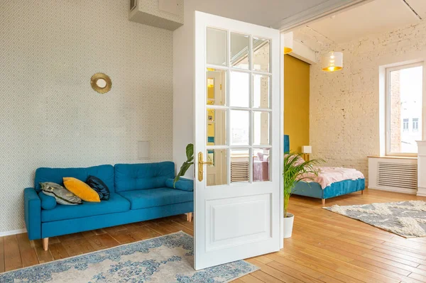 Muy Luminoso Esparcio Apartamento Dos Habitaciones Estilo Escandinavo Con Muebles — Foto de Stock