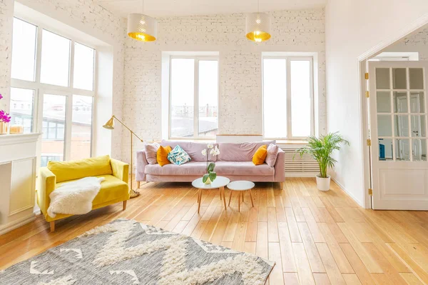 Skandinavisk Stil Lägenhet Interiör Ljusa Gula Varma Färger Trägolv Solljus — Stockfoto