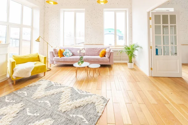 斯堪的纳维亚风格的公寓内部 明亮的黄色暖色 木制地板 大窗户中的阳光 — 图库照片