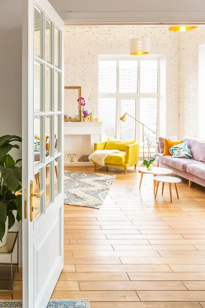 北欧スタイルのアパートのインテリア 鮮やかな黄色の暖かい色 木製の床 大きな窓に太陽光が — ストック写真