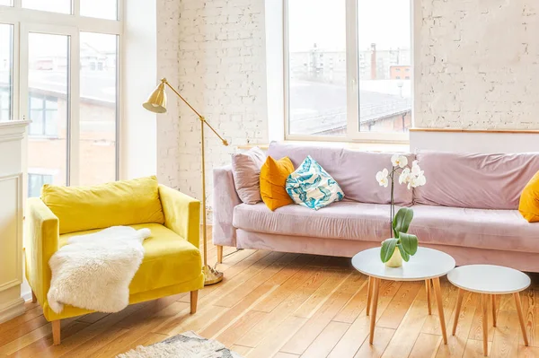 Interior Del Apartamento Estilo Escandinavo Colores Cálidos Amarillo Brillante Suelo —  Fotos de Stock