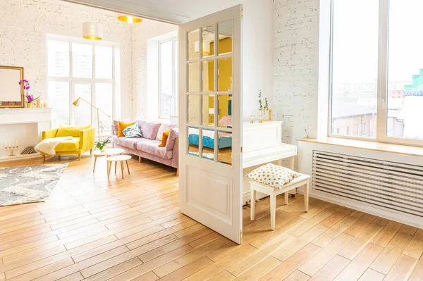 Zeer Lichte Spaarzame Twee Kamer Appartement Scandinavisch Design Stijl Met — Stockfoto