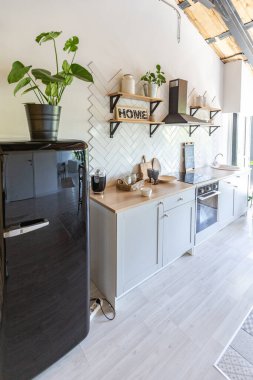 Şık mutfak iç tasarımı. Beyaz duvarlar ve ahşap süslemeler. Güzel hamak ve yüksek pencereler.