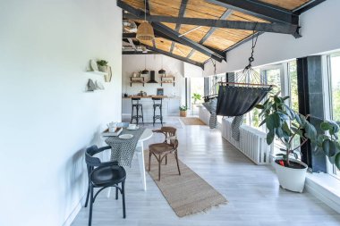 Şık mutfak iç tasarımı. Beyaz duvarlar ve ahşap süslemeler. Güzel hamak ve yüksek pencereler.