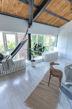 Şık mutfak iç tasarımı. Beyaz duvarlar ve ahşap süslemeler. Güzel hamak ve yüksek pencereler.