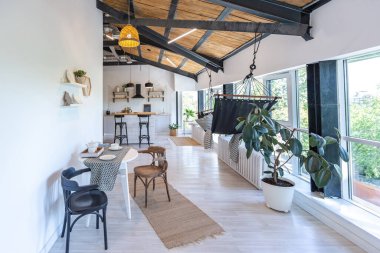 Şık mutfak iç tasarımı. Beyaz duvarlar ve ahşap süslemeler. Güzel hamak ve yüksek pencereler.