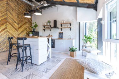 Şık mutfak iç tasarımı. Beyaz duvarlar ve ahşap süslemeler. Güzel hamak ve yüksek pencereler.