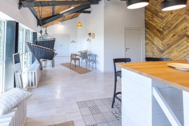 Şık mutfak iç tasarımı. Beyaz duvarlar ve ahşap süslemeler. Güzel hamak ve yüksek pencereler.