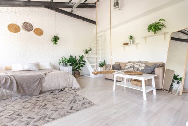 Minimalist tarzda bir kır evinde lüks yatak odası tasarımı. Beyaz duvarlar, panoramik pencereler, tavanda ahşap süslemeler, geniş bir odanın ortasında sallanan ip..