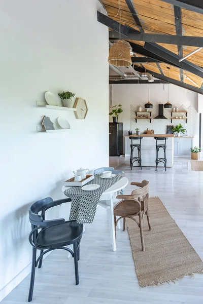 时尚的厨房室内设计 白色的墙壁和木制的装饰 漂亮的吊床和高高的窗户 — 图库照片