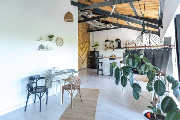 スタイリッシュなキッチンインテリアデザイン 白い壁と木製の装飾 美しいハンモックと高い窓 — ストック写真