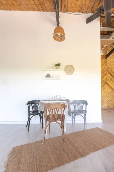 时尚的厨房室内设计 白色的墙壁和木制的装饰 漂亮的吊床和高高的窗户 — 图库照片