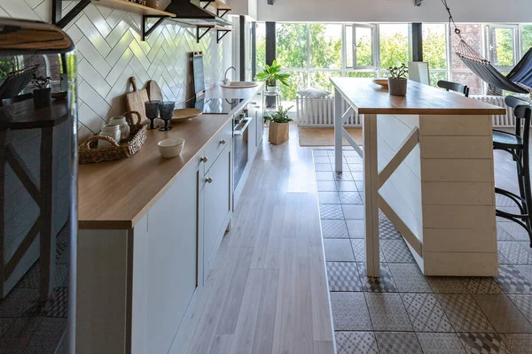 Stylowy Wystrój Wnętrz Kuchni Białe Ściany Drewniane Dekoracje Piękne Hamak — Zdjęcie stockowe