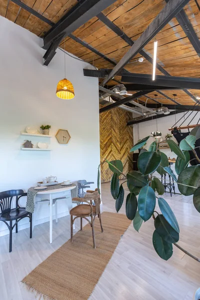 スタイリッシュなキッチンインテリアデザイン 白い壁と木製の装飾 美しいハンモックと高い窓 — ストック写真