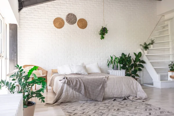 Minimalist Tarzda Bir Kır Evinde Lüks Yatak Odası Tasarımı Beyaz — Stok fotoğraf