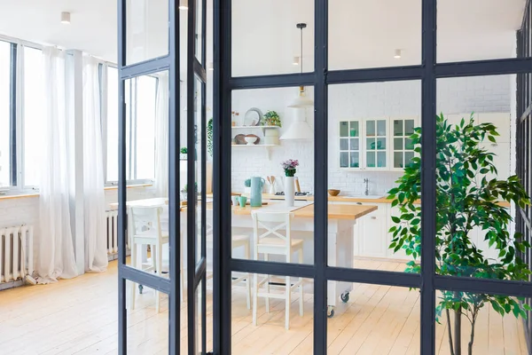 Cozinha Elegante Cores Claras Moderno Apartamento Duplex Com Grandes Janelas — Fotografia de Stock