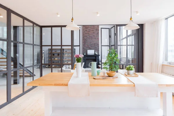 Design Moderno Alla Moda Appartamento Due Livelli Con Grandi Finestre — Foto Stock