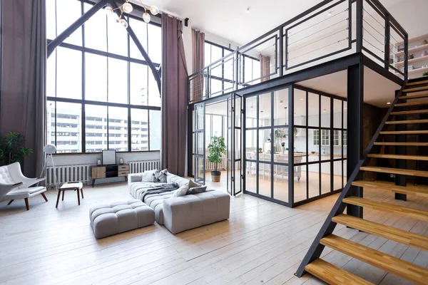 Design Moderno Alla Moda Appartamento Due Livelli Con Grandi Finestre — Foto Stock