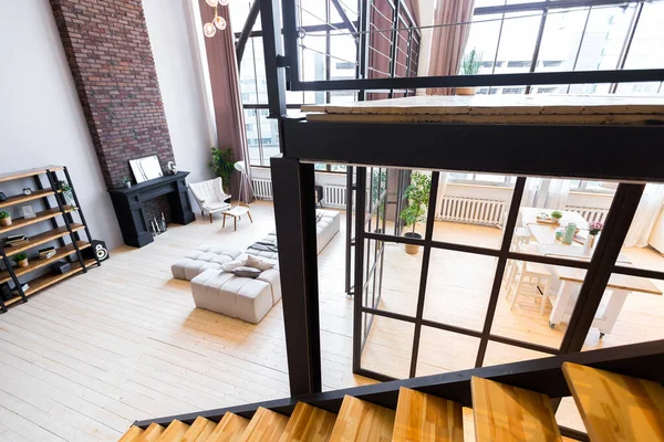Trendige Moderne Design Zwei Ebenen Wohnung Mit Großen Hohen Fenstern — Stockfoto