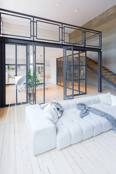 Модный Современный Дизайн Двухуровневая Квартира Большими Высокими Окнами Стильная Гостиная — стоковое фото