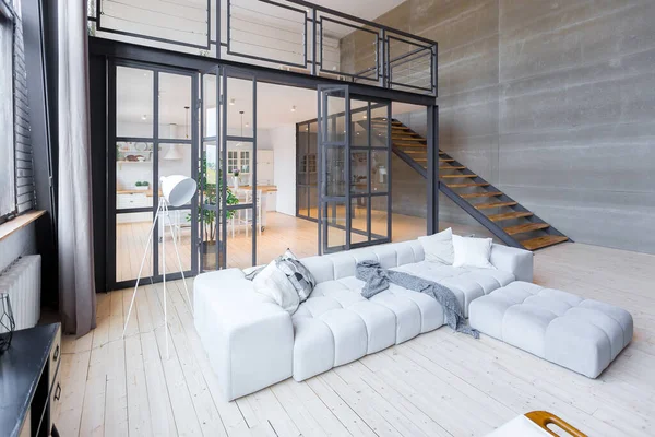 Moderno Design Moderno Apartamento Dois Níveis Com Grandes Janelas Altas — Fotografia de Stock