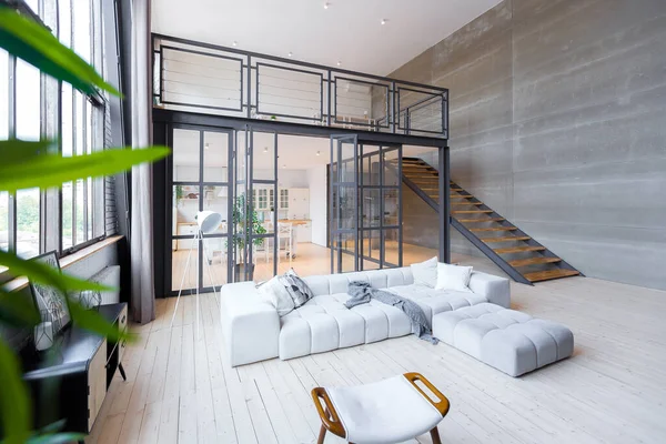 Modny Nowoczesny Design Dwupoziomowy Apartament Dużymi Wysokimi Oknami Stylowy Salon — Zdjęcie stockowe