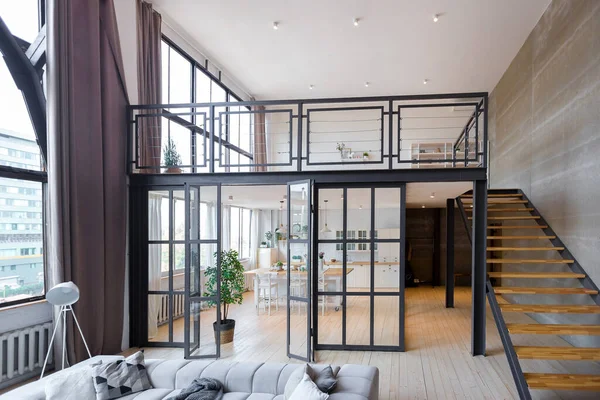 Moderno Design Moderno Apartamento Dois Níveis Com Grandes Janelas Altas — Fotografia de Stock