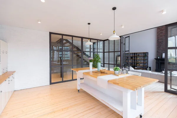 Trendy Modern Design Appartement Met Twee Verdiepingen Grote Hoge Ramen — Stockfoto