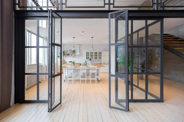 Trendige Moderne Design Zwei Ebenen Wohnung Mit Großen Hohen Fenstern — Stockfoto