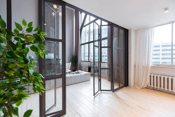 Modny Nowoczesny Design Dwupoziomowy Apartament Dużymi Wysokimi Oknami Stylowy Salon — Zdjęcie stockowe