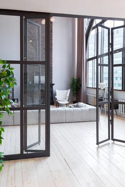 Trendig Modern Design Tvåvåningslägenhet Med Stora Höga Fönster Det Eleganta — Stockfoto