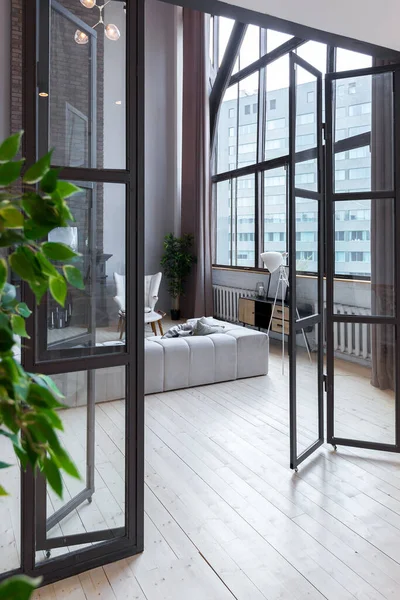 Trendy Modern Desain Apartemen Dua Tingkat Dengan Jendela Tinggi Besar — Stok Foto